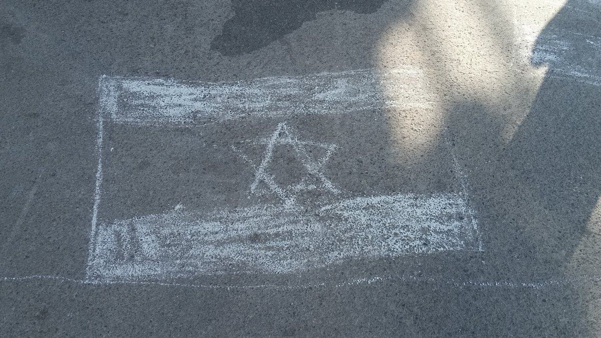 از خونه اومدم بیرون برم سر کار، دیدم بچه‌های محل اینو روی زمین کشیدن و دارن روش لی‌لی بازی میکنن😂

برداشت آزاد😂🔥