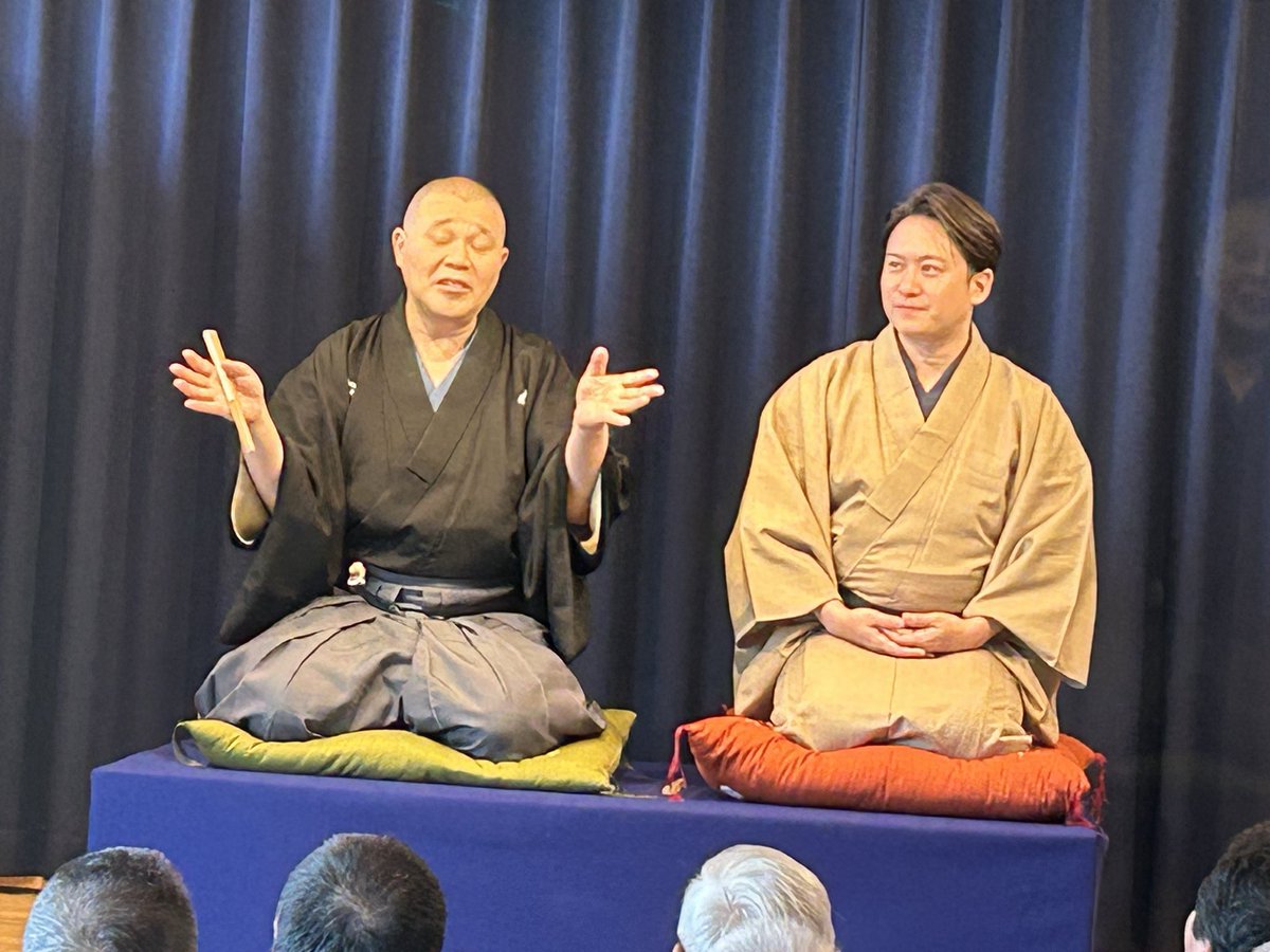 hanashigoya's tweet photo. 噺館の三連休最終日は、「落語」。
噺館寄席第82回「桂文治独演会」で飾っていただきました。
笑いはいいなぁー。 会場は、いっぱいの笑いに包まれました。
三連休の催しが無事終わってホッと一息、一つ一つが噺館のアーカイブになっていきます。

#山形県山辺町　#山辺町　#噺館　#落語 https://t.co/Q3bTY8BIvs