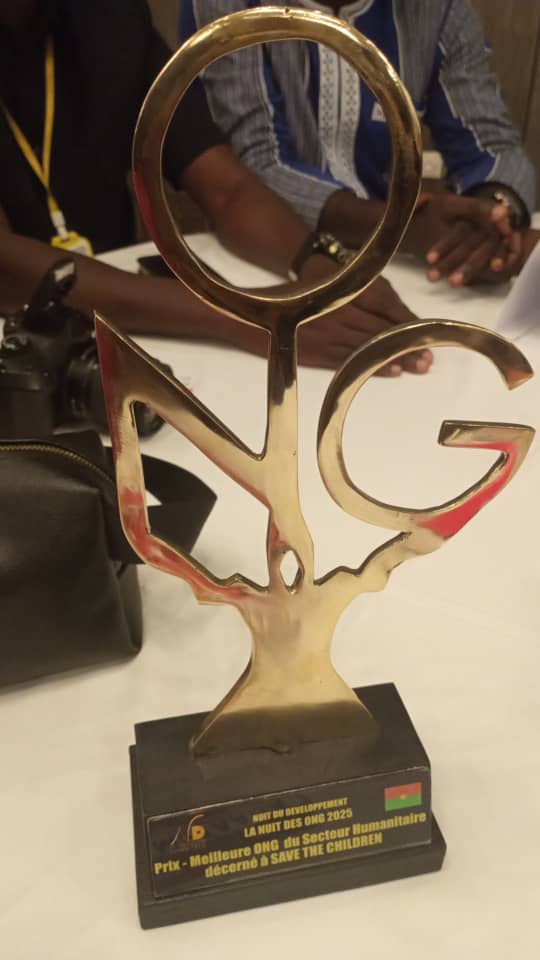 SaveChildrenBF's tweet image. 🏆 @SaveChildrenBF  élue Meilleure ONG de l’année 2025 et Meilleure ONG humanitaire lors de la #NuitDesONG !
Une reconnaissance de notre engagement pour chaque enfant : apprendre, survivre, être protégé.❤️
#SaveTheChildren #BurkinaFaso #LeadershipHumanitaire
