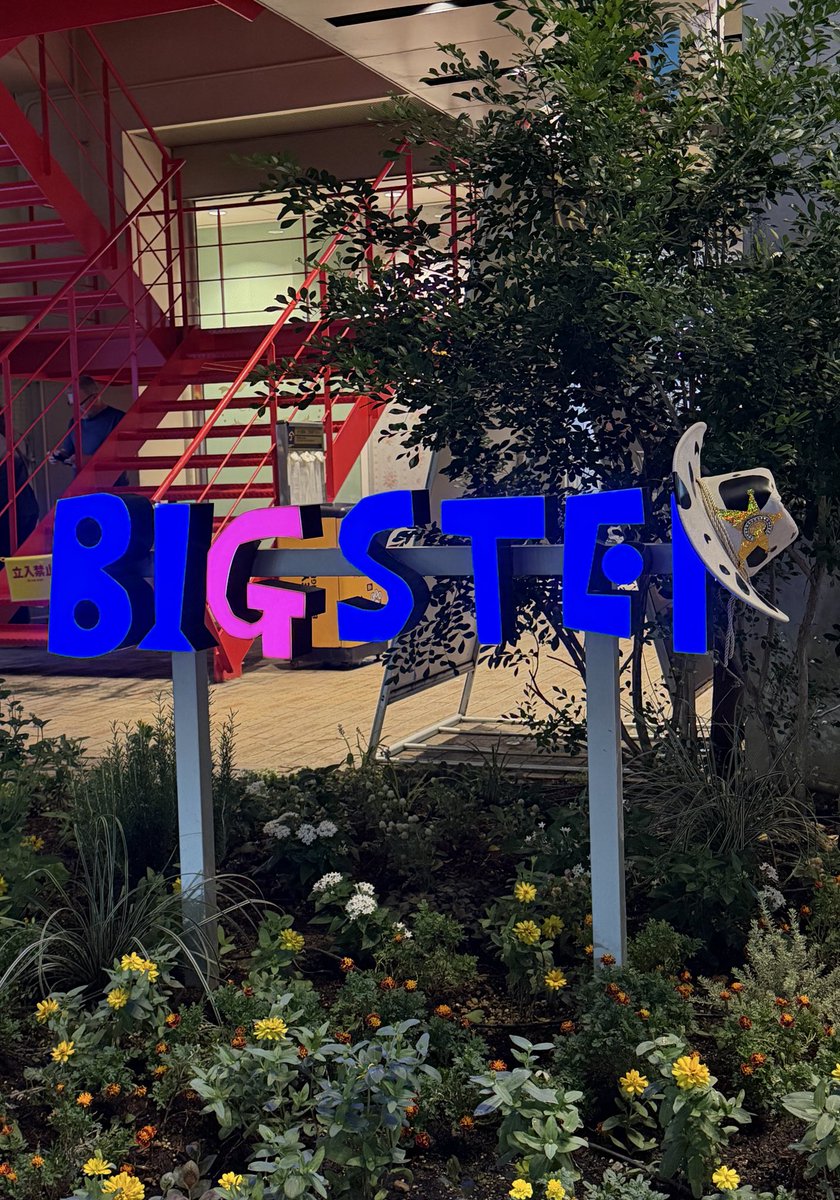 Hi~🌼

#ミナホ がついにClosing…
しちゃったわね👀

みんなHave a good timeできた？

キャサリンはテキサスへGo home
しないとだから空港に向かってるの✈️

今年の #ミナホ でたくさんの人に
会えてと〜ってもHappyだったわ❤️‍🔥

また来年も会ってくれるかしら？😉

See you next year~💁🏼‍♀️💖

#FM802