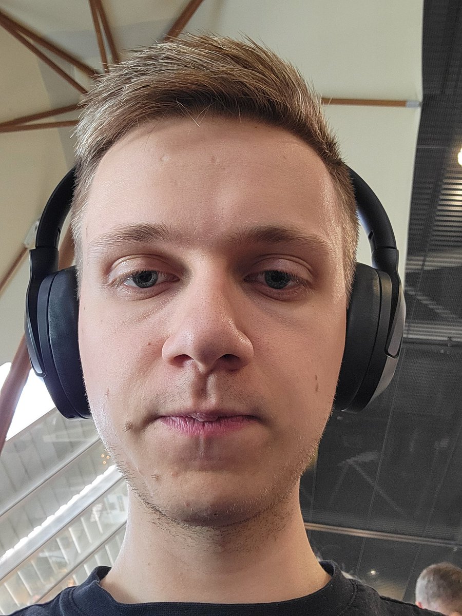 D'ailleurs, apparemment des gens me disent que je peux me faire pousser une barbe.
Donc j'ai pour objectif de ne pas me raser pendant un mois complet, jusqu'au Mindset pour voir comment ça donne. 

Pourquoi j'ai accepté ça bordel