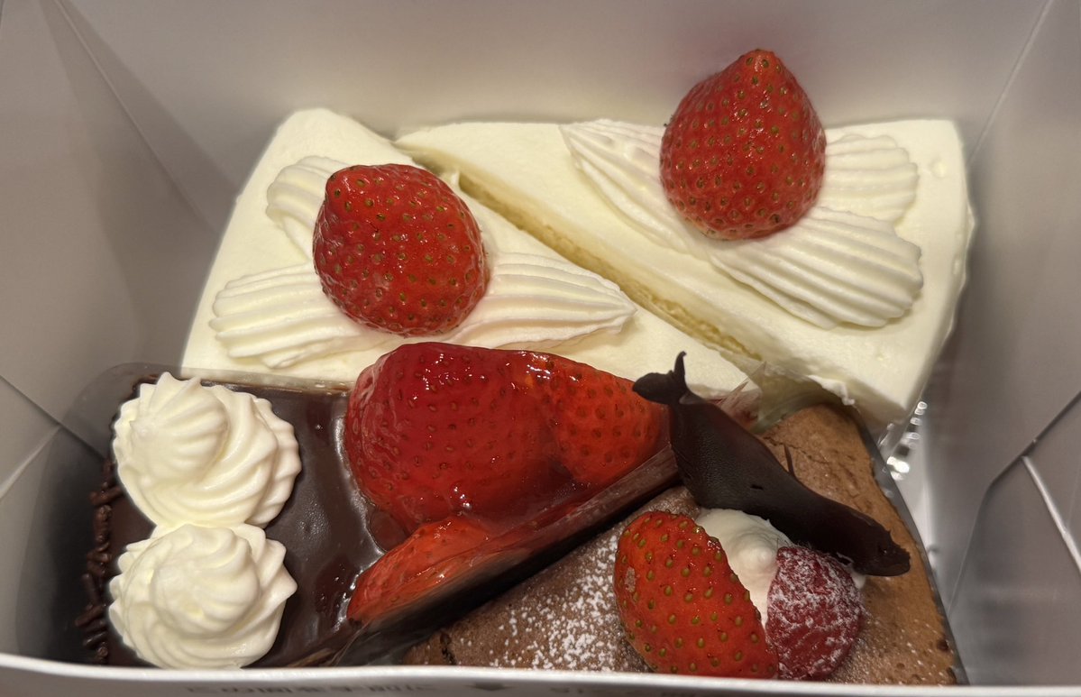 わっしょい (@guriguri_zemi) on Twitter photo 夕食後にショートケーキが食べたくなったので、電話で夫の分と一緒に2個取り置きをお願いしたらチョコレートケーキを1個サービスしてくれた。
申し訳ないのでこちらもチョコレートケーキ1個追加して帰宅したら夫が要らないと言う。
今からケーキ食べ放題だわ。いえい 夕食後にショートケーキが食べたくなったので、電話で夫の分と一緒に2個取り置きをお願いしたらチョコレートケーキを1個サービスしてくれた。
申し訳ないのでこちらもチョコレートケーキ1個追加して帰宅したら夫が要らないと言う。
今からケーキ食べ放題だわ。いえい