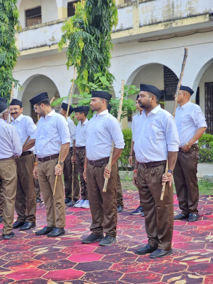 RahulBachchaBJP's tweet photo. वीरव्रती बनकर हुँकारें,
जन-जन का सामर्थ्य बढ़ाएँ ।
दशों दिशा से ज्वार उठेगा,
चीर चलेंगे घोर प्रलय ।।

राष्ट्रीय स्वयंसेवक संघ के शताब्दी वर्ष के पावन अवसर पर चौबेपुर मण्डल में आयोजित भव्य पथ संचलन में सम्मिलित होने का सौभाग्य प्राप्त हुआ। अनुशासन, एकता और राष्ट्रभक्ति से ओतप्रोत स्वयंसेवकों की संगठित पंक्तियों ने सम्पूर्ण नगर को राष्ट्रभाव से आलोकित कर दिया।

यह पथ संचलन भारतीय सांस्कृतिक राष्ट्रवाद के उस जीवनदर्शन का प्रतीक है, जो सेवा, संगठन और संस्कार के माध्यम से राष्ट्र को सशक्त और आत्मगौरवशाली बनाने का मार्ग प्रशस्त करता है।

#RSS100Years #RSSorg