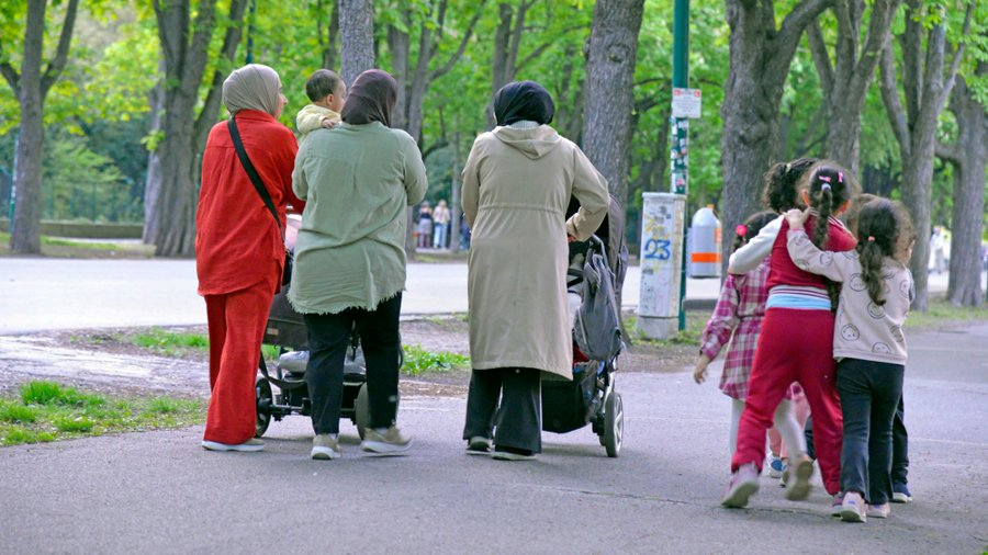 🇦🇹 Nowy rekord socjalu w Wiedniu: syryjska rodzina z 12 dziećmi na zasiłku.
W maju sensację wywołała syryjska rodzina z 11 dziećmi otrzymująca ponad 9 tys. euro miesięcznie. Teraz trend się nasila: we wrześniu jest już pięć rodzin z 11 dziećmii jedna z 12. W ciągu kilku miesięcy