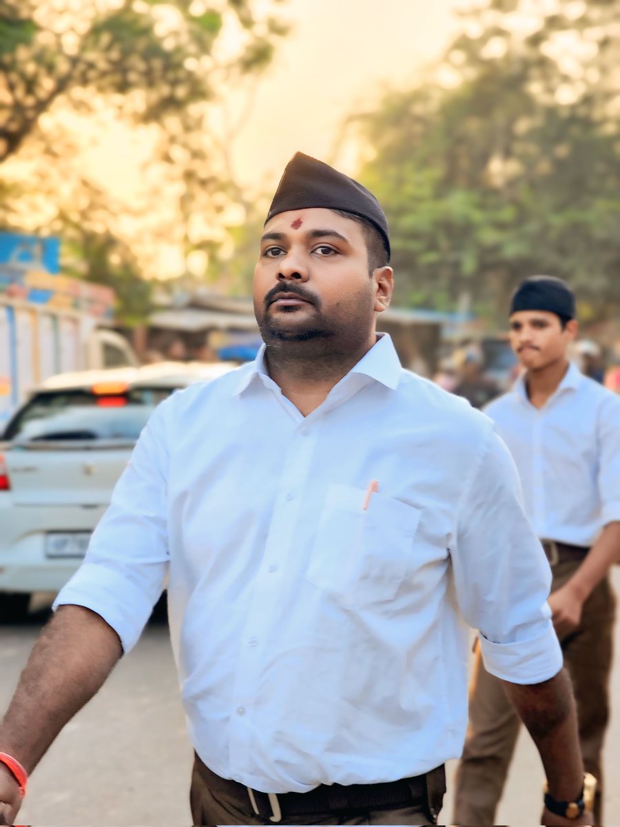 RahulBachchaBJP's tweet photo. वीरव्रती बनकर हुँकारें,
जन-जन का सामर्थ्य बढ़ाएँ ।
दशों दिशा से ज्वार उठेगा,
चीर चलेंगे घोर प्रलय ।।

राष्ट्रीय स्वयंसेवक संघ के शताब्दी वर्ष के पावन अवसर पर चौबेपुर मण्डल में आयोजित भव्य पथ संचलन में सम्मिलित होने का सौभाग्य प्राप्त हुआ। अनुशासन, एकता और राष्ट्रभक्ति से ओतप्रोत स्वयंसेवकों की संगठित पंक्तियों ने सम्पूर्ण नगर को राष्ट्रभाव से आलोकित कर दिया।

यह पथ संचलन भारतीय सांस्कृतिक राष्ट्रवाद के उस जीवनदर्शन का प्रतीक है, जो सेवा, संगठन और संस्कार के माध्यम से राष्ट्र को सशक्त और आत्मगौरवशाली बनाने का मार्ग प्रशस्त करता है।

#RSS100Years #RSSorg