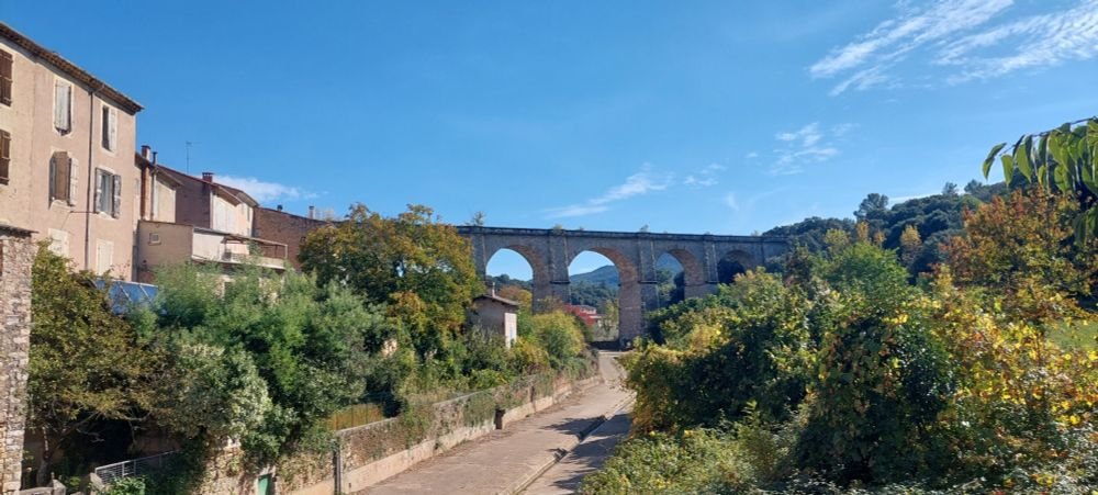Vandaag  Pézenas bezocht, een fraai oud stadje in de Languedoc waar de toneelschrijver Molière heeft gewoond en gewerkt, en aansluitend Bédarieux, wat in ruw heuvelachtig gebied ligt.