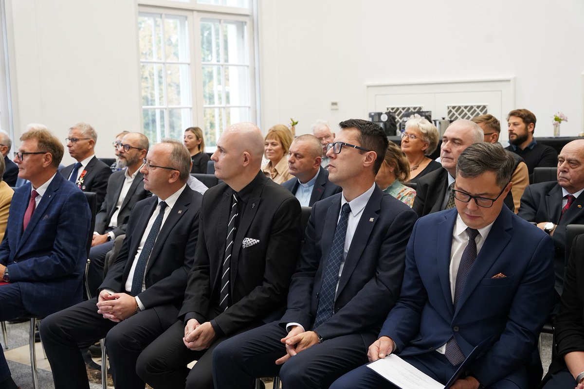 📣 W siedzibie Wielkopolskiego Urzędu Wojewódzkiego w Poznaniu zastępca prezesa #IPN dr hab. Karol Polejowski wręczył Krzyże Wolności i Solidarności dawnym działaczom opozycji antykomunistycznej.

💬 – Waszym działaniom przyświecała jedna myśl: Polska i Polacy zasługują na
