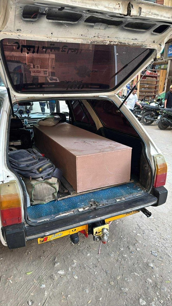 هذا جثمان الفنان علي عنبه رحمه الله في القاهرة اثناء نقل الجثمان لليمن..
وضعوه في سيارة تاكسي قديمة وسفارة شرعية الصعاليك بالفنادق متعاقدة مع هذه السيارة..
هذا نعش شرعية المفندقين ..
ماقدروا يوفروا سيارة تليق باليمنيين..
انها اللصوصية لاغير..
رحم الله الفنان علي عنبه.