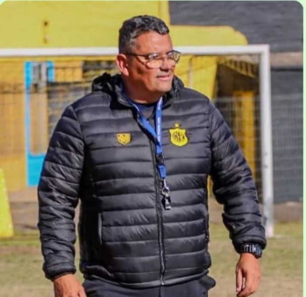 Gilson Maciel deve ser o novo técnico do <a href="/GEBrasilOficial/">GE Brasil</a> para a sequência da Copa Ruy Carlos Ostermann. O treinador teve como último trabalho o comando do Grêmio Bagé, onde atuou ao lado de Hélio Vieira. @RUNIVERSIDADE 

📸 AI - Grêmio Bagé
