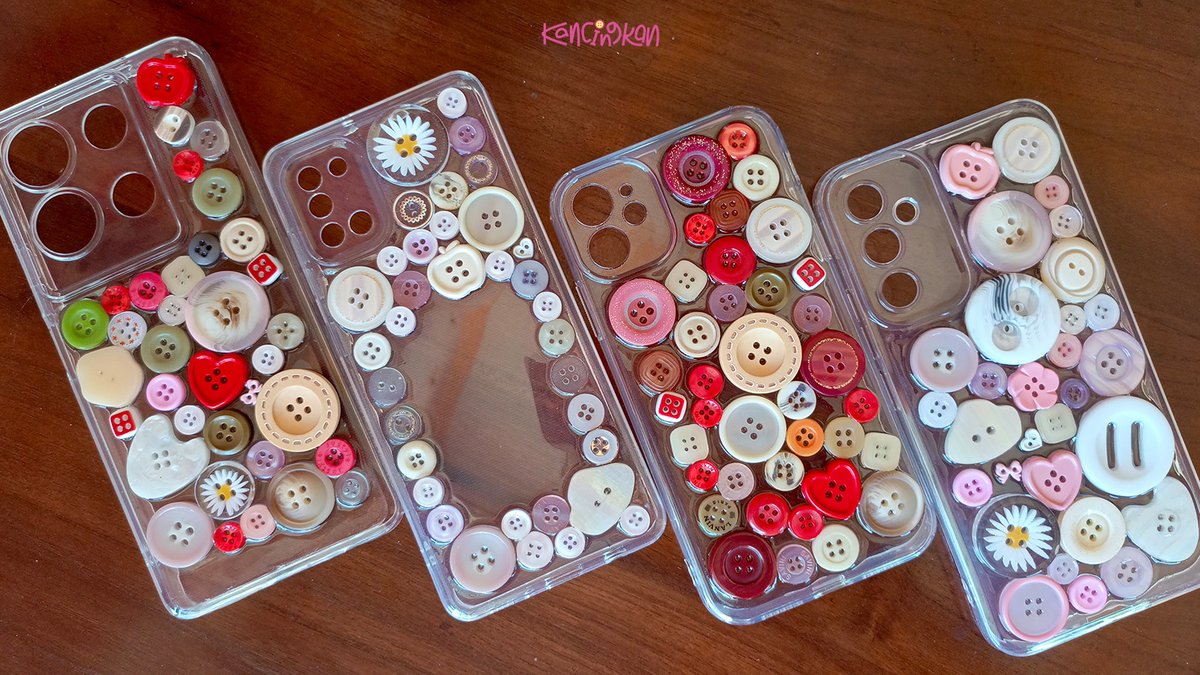 kancingkan's tweet image. ⟡ rts &amp;amp; likes are very appreciated! ⟡

PO Button Case by @Kancingkan is now open!

DP 30k

⏱️ period: 13–18 Oct 2025
🍓 handmade &amp;amp; customizable
📦 pengerjaan 3–5 hari
🎨 boleh revisi design max 2x sebelum dilem

form &amp;amp; full details ↓
🔗 forms.gle/edNgYByyTg2JbF…
