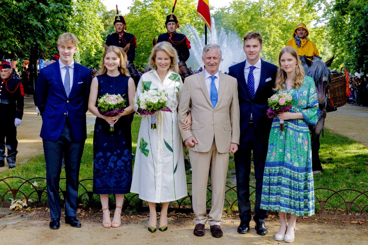 royalchildren_'s tweet photo. #KingPhilippe #QueenMathilde #PrincessElisabeth The #DuchessofBrabant #PrinceGabriel #PrinceEmmanuel and #PrincessEleonore of Belgium greet people during the Belgium's National Day party at the Parc de Bruxelles in Brussels, Belgium π§πͺ -July 21st 2025.
.
π· : ABACA & SIPA. https://t.co/Z7LNXT3g4Q