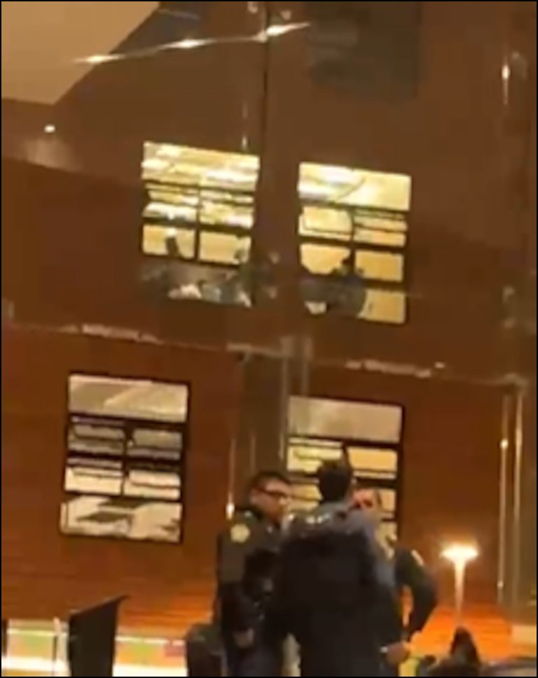 Alumnos de Escuela Bancaria en #ColoniaJuarez acuden armados.  
Ayer estudiante provocó movilización de <a href="/SSC_CDMX/">SSC CDMX</a> dentro de <a href="/LaEBC/">EBC</a> al enseñar arma de fuego a su expareja.
Días antes, locatarios habían reportado en el chat de la policía a estudiante armando pero no sucedió nada.