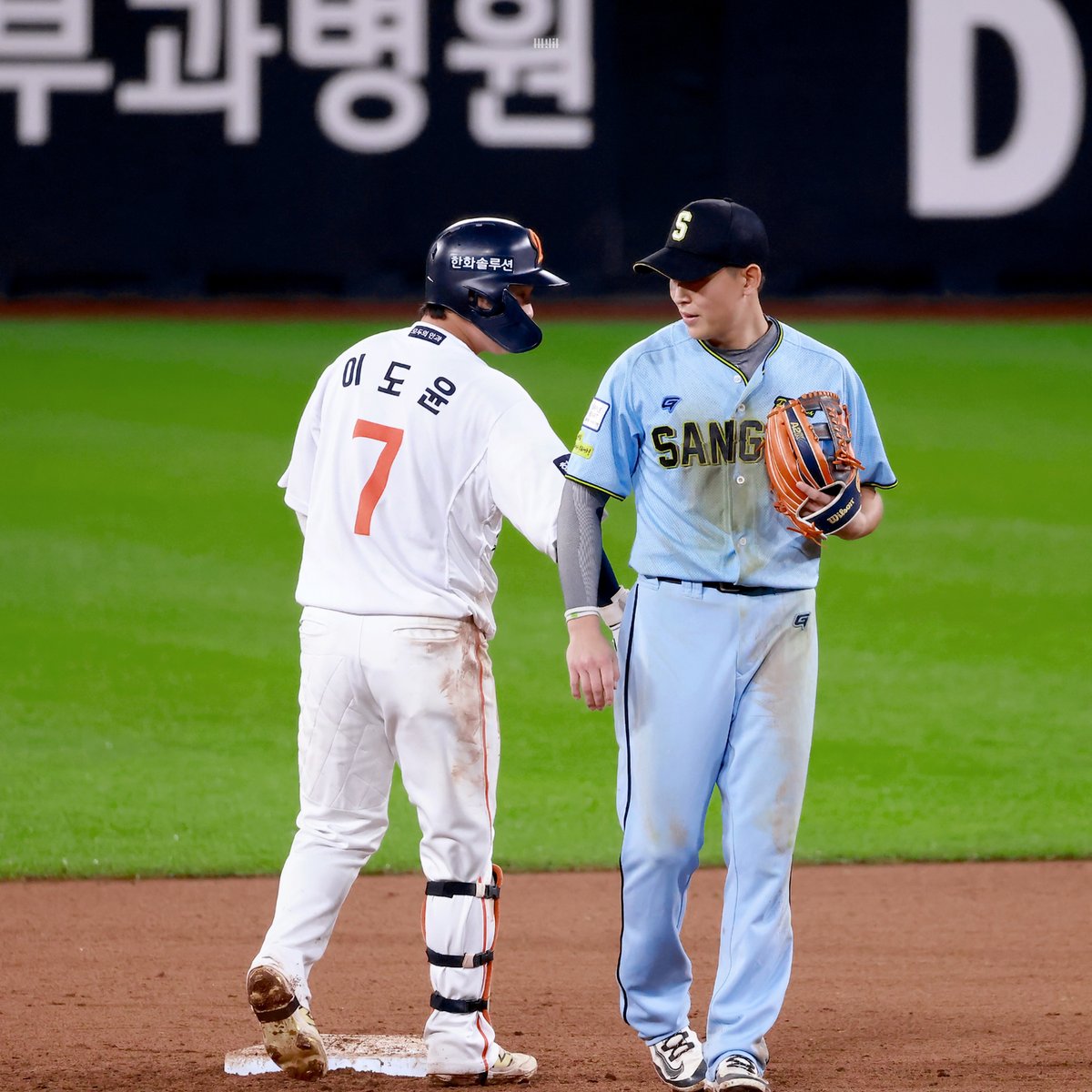 저 2루수님 상대팀 너무 반갑게 맞이하시고 계세요
#정은원