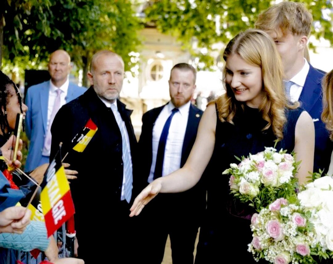royalchildren_'s tweet photo. #KingPhilippe #QueenMathilde #PrincessElisabeth The #DuchessofBrabant and #PrinceEmmanuel of Belgium greet people during the Belgium's National Day party at the Parc de Bruxelles in Brussels, Belgium π§πͺ -July 21st 2025.
.
π· : ABACA, Xavier Piron/@GettyImages & SIPA. https://t.co/smXNUshS2D
