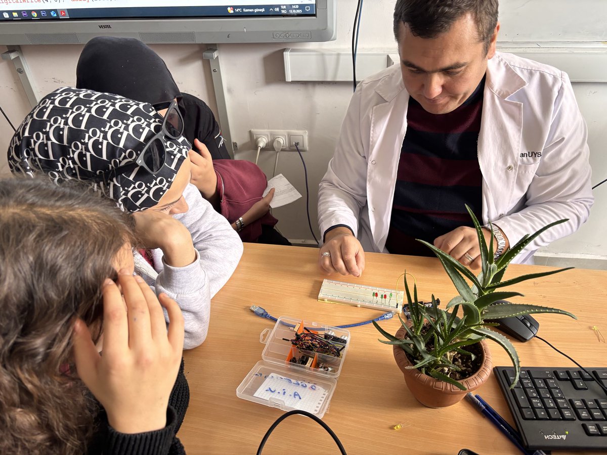 MtalHatun's tweet image. #CodeWeek kapsamında Bilişim Teknolojileri Alanı olarak,
Yiyecek İçecek Hizmetleri Alanı ile birlikte “Yeşil Vatan” temalı Arduino uygulaması geliştirdik! 💻🤖🌿🍴
Teknolojiyle doğa bilincini birleştirerek sürdürülebilir bir gelecek için kodladık. 💚
#CodeWeek2025 #YeşilVatan