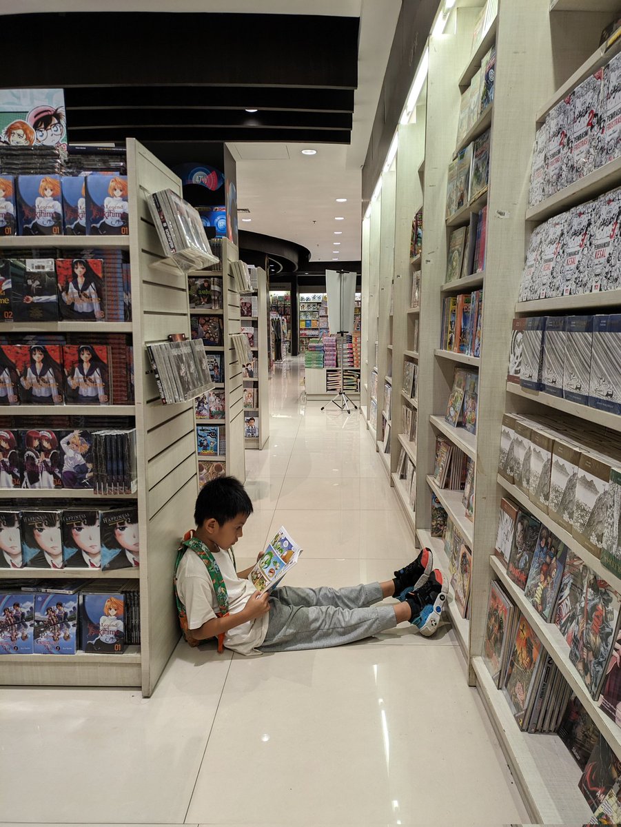 fidininadia's tweet photo. Book date sama anak, tiap kali nunggu waktu masuk les ❤️ https://t.co/Xb8vNa34cW