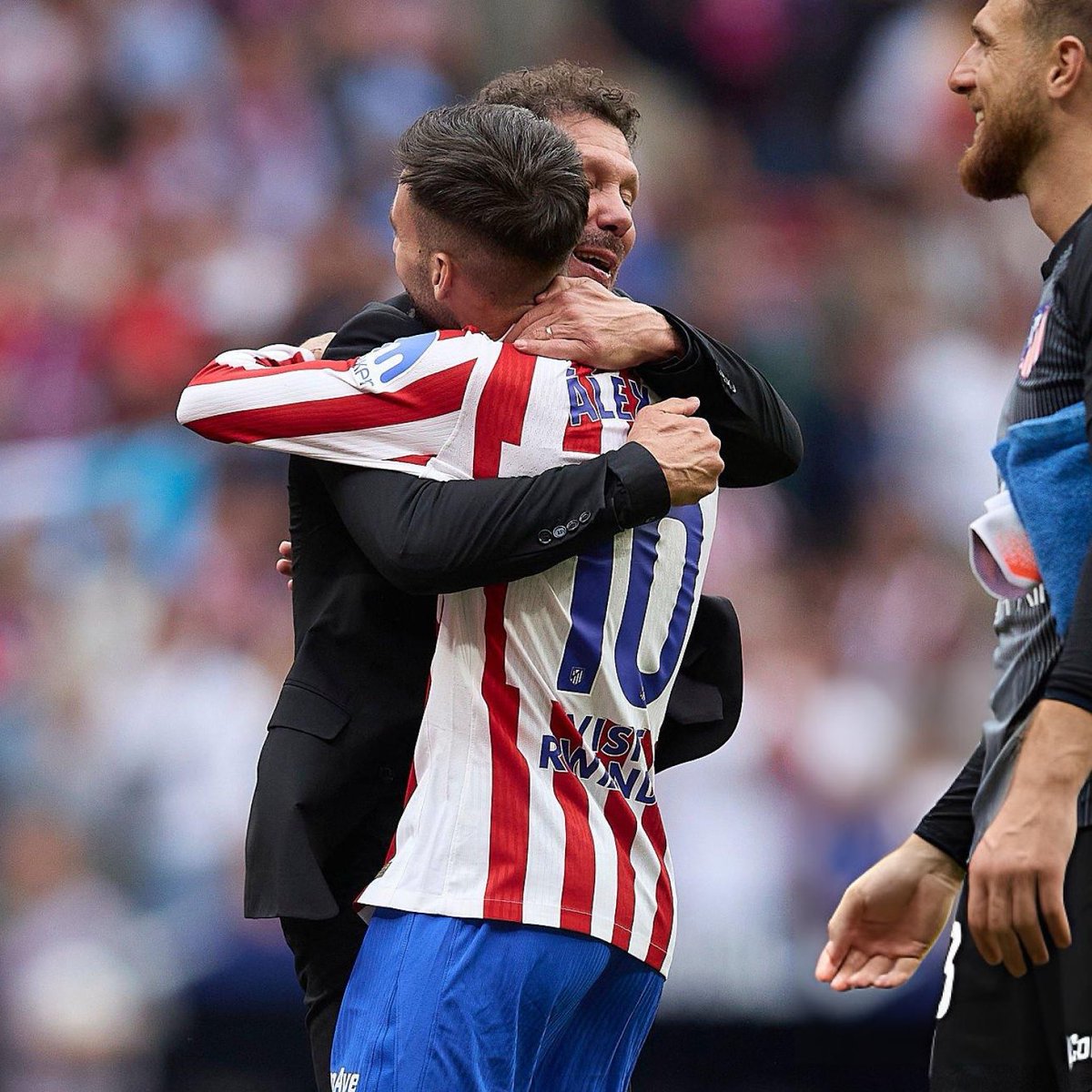 atletiuniverse's tweet photo. ❤️🇪🇸🇦🇷 Alex Baena: “I’m very happy to be with El Cholo Simeone. People talk without knowing what it’s like inside the dressing room or how Cholo really is. He’s one of the best coaches in the world, and many people believe nonsense they read in the media. If they saw what he’s like inside, they’d understand. He talks to you, motivates you, his team talks are top level; you step onto the pitch wanting to devour everything.”

@EFEnoticias