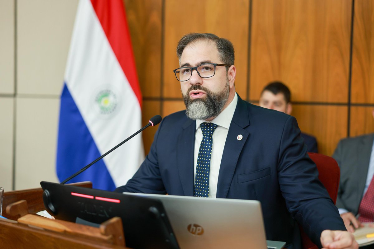 SenadoresPy's tweet image. El senador @BetoOvelarANR, preside la reunión de la La Comisión Bicameral de Presupuesto encargada de estudiar el proyecto de Ley "Que aprueba el PGN para el ejercicio fiscal 2026", recibe en audiencia a Rodrigo Nicora, ministro de @MJusticiaPy
📍Sala de sesiones del #SenadoPy