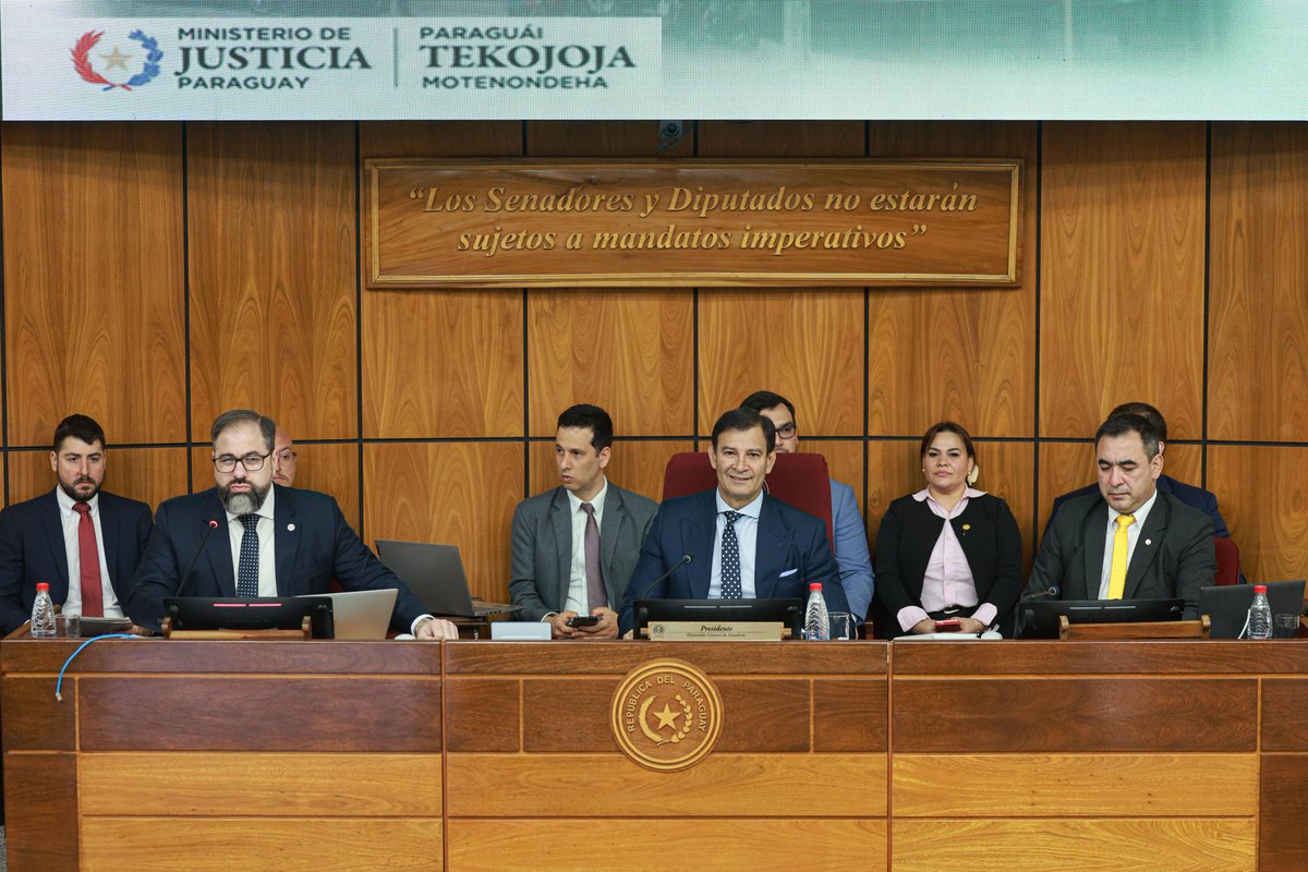 SenadoresPy's tweet image. El senador @BetoOvelarANR, preside la reunión de la La Comisión Bicameral de Presupuesto encargada de estudiar el proyecto de Ley "Que aprueba el PGN para el ejercicio fiscal 2026", recibe en audiencia a Rodrigo Nicora, ministro de @MJusticiaPy
📍Sala de sesiones del #SenadoPy