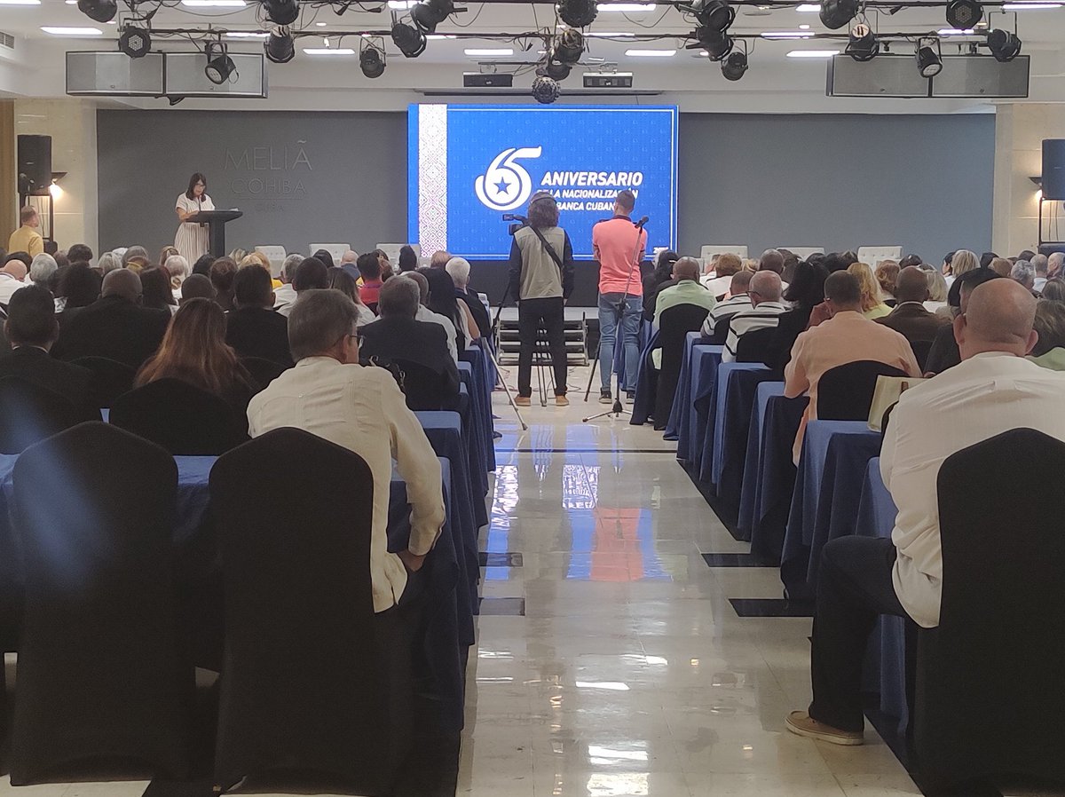 📍La vicepresidenta primera de BCC <a href="/BerraCires/">Yamile Berra Cires</a> extendió su felicitación y exhortó a #BancariosCubanos a seguir trabajado por la satisfacción de los clientes, además de enfocarse en la identificación de dificultades y el debate para llegar a soluciones oportunas.
#CuentaConmigo