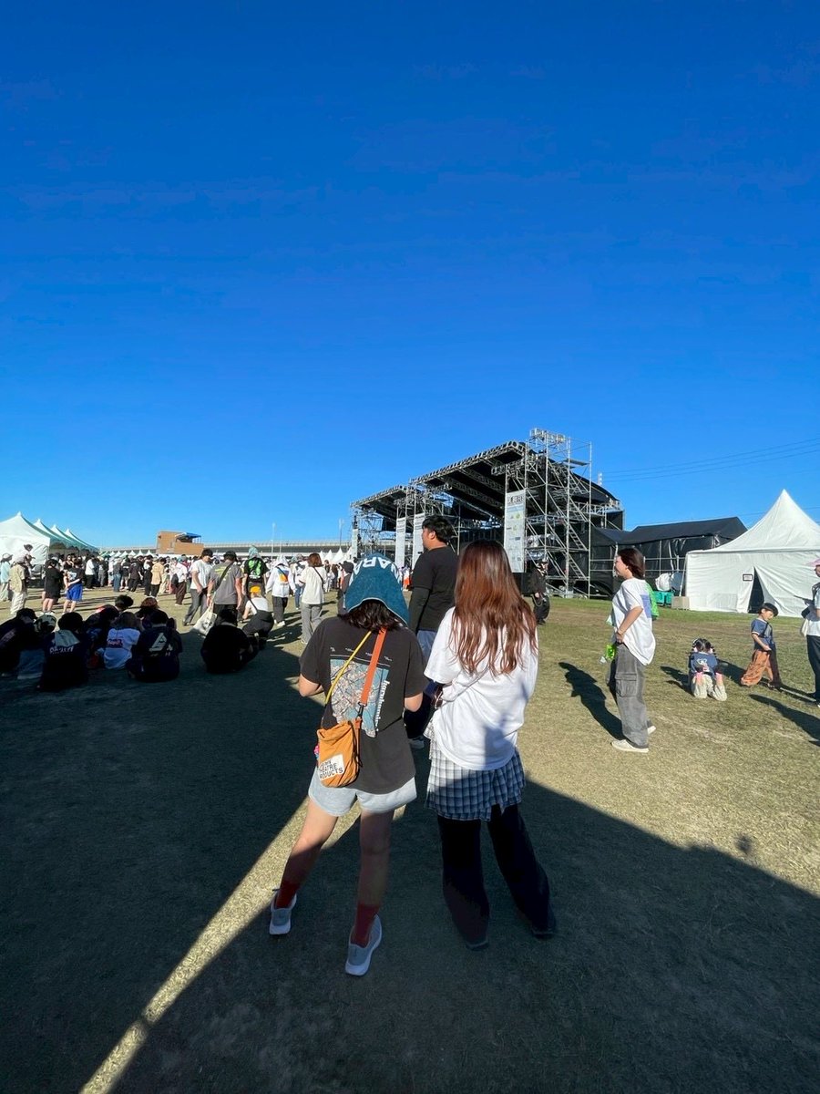 19taka__98's tweet photo. 初めてのデブフェス。ほいで2年半ぶりの日本でのライブ。あの頃と変わらず胸に突き刺してくれるバンドたち、そして最高の天気とロケーション。まことさん、デブフェス10周年おめでとう〜！！そしてありがとう、お疲れ様でした！！ https://t.co/GFxMeEkqf2