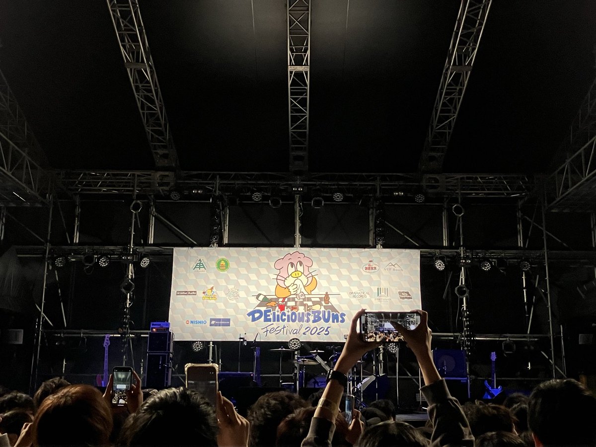 19taka__98's tweet photo. 初めてのデブフェス。ほいで2年半ぶりの日本でのライブ。あの頃と変わらず胸に突き刺してくれるバンドたち、そして最高の天気とロケーション。まことさん、デブフェス10周年おめでとう〜！！そしてありがとう、お疲れ様でした！！ https://t.co/GFxMeEkqf2
