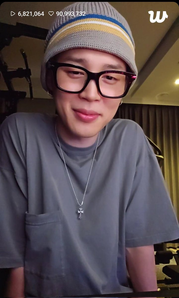 ArmyFrom_DK's tweet image. I thought I missed all of his Live 
but I made it the last 20 min 😊
He sure looked good and well 🫶 
Happy Birthday once again dear Jimin 🥳🎉💜 
#JIMINDAY #HappyJiminDay
#지민 #JIMIN #BTS @BTS_TWT