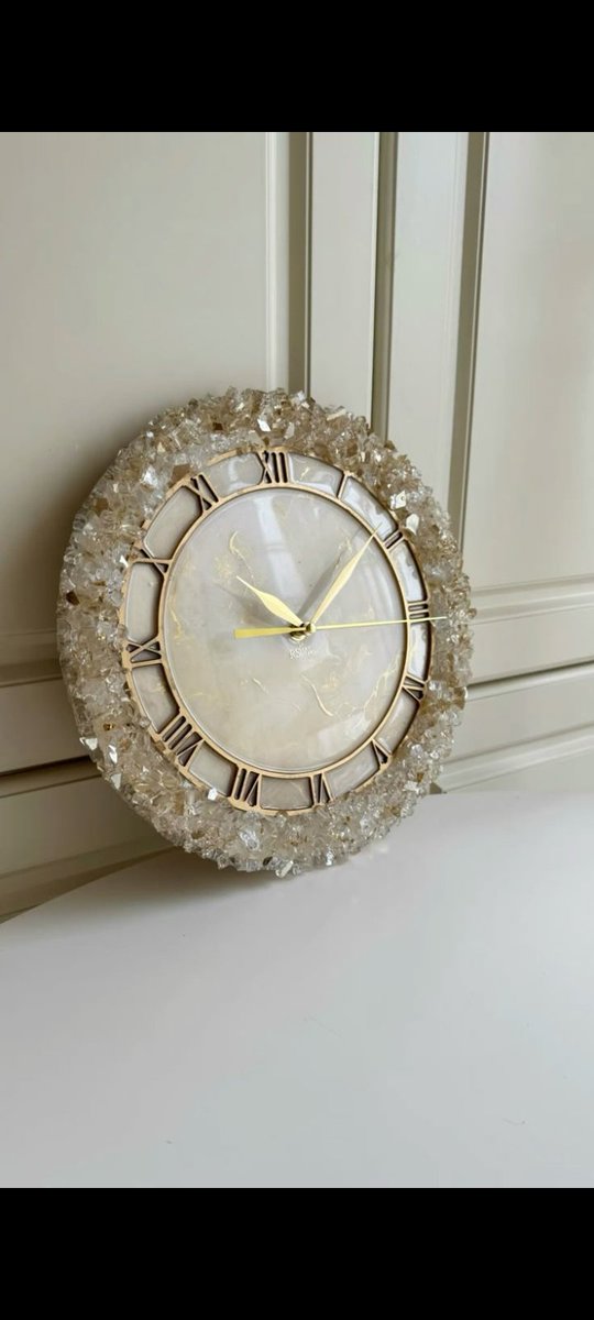 جمال غير تقليدي ⏰✨
ساعة ريزين handmade بتصميم فخم يضيف لمسة أناقة لأي ركن في بيتك 💎
كل تفصيلة فيها معمولَة بإتقان وإحساس 💫
للطلب والتفاصيل ابعتي رسالة 💌