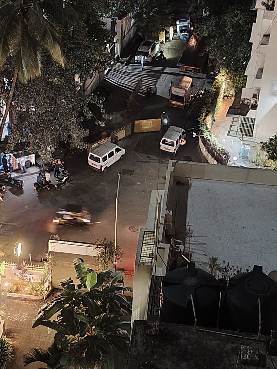 clevsandy's tweet photo. @MTPHereToHelp @MumbaiPolice this is bang outside MMK college. Ur constables are always around to stop check random bikers for licenses and PUC even if they are wearing helmets. Bur all through the day, illegal corner parking by share rickshaws, cars, and bikes is allowed! Why? https://t.co/JH0gS63YIK