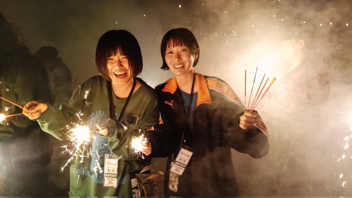 金▶ダルジャブ
土▶昼 iVy
土▶夜 祖国
土▶キングオブコント決勝
日▶iVy
という灼熱の週末を経ました。
どの現場も最高！！
いや、でもライブたくさんやれてモグハッピー！！
花火グデイ、一番いい写真🎆