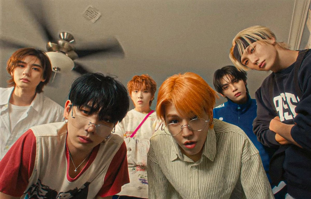 myungfuku's tweet photo. wyd if u wake up n see them staring at u like this https://t.co/qsEOTNdY2j