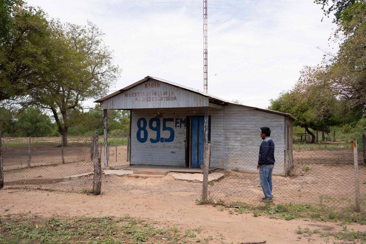 UNFPAPy's tweet photo. 📻En Jotoicha, comunidad nivaclé del #Chacoparaguayo, la radio es más que sonido: es un puente de salud.  Desde su cabina📷, recuerdan a 1.700 familias, a viva voz, controles médicos y de planificación familiar: una leccion de innovación y compromiso.  #EnTerrenoSomosMás

@UNFPA https://t.co/CLvMopLyS3