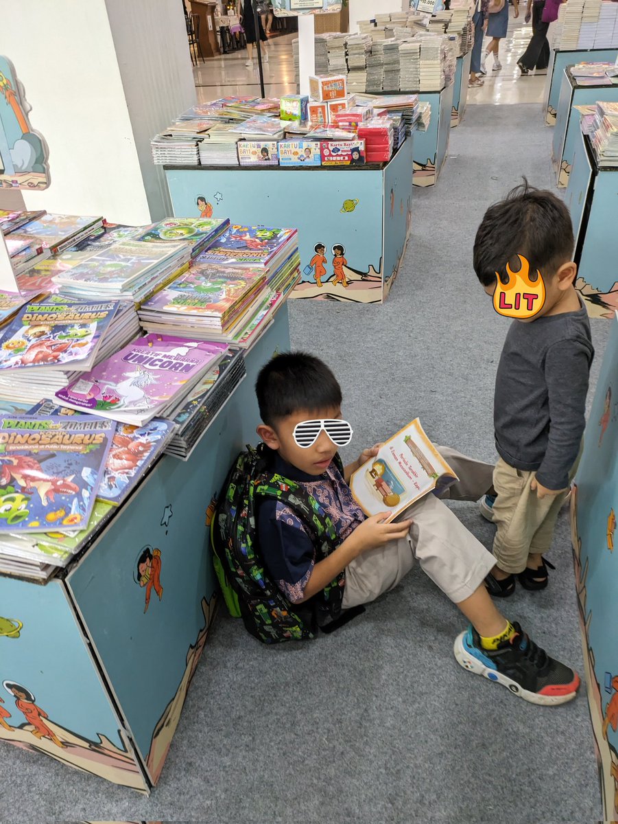 fidininadia's tweet photo. Book date sama anak, tiap kali nunggu waktu masuk les ❤️ https://t.co/Xb8vNa34cW