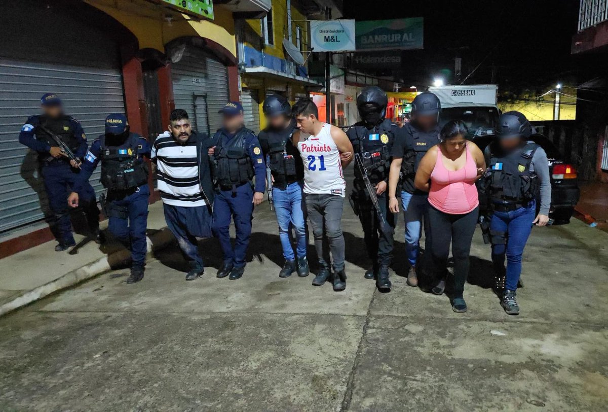 🚨 Recapturan a “Black Demon” 🚨
La PNC detuvo en Pueblo Nuevo Viñas, Santa Rosa, a Byron Eduardo Fajardo Revolorio, alias Black Demon, uno de los 20 fugados de Fraijanes II. Se le incautó un arma con reporte de robo, municiones y droga. Era cabecilla de la clica “Latín Family”.