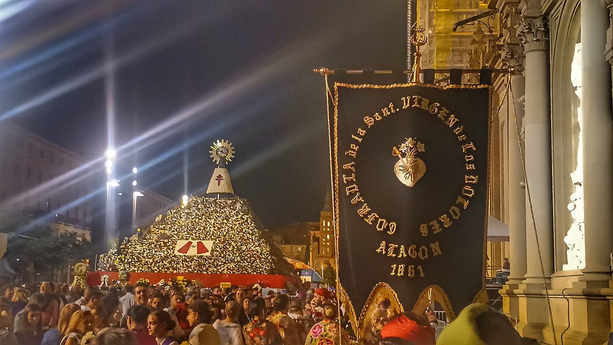 dolorosaalagon's tweet photo. Nuestra Cofradía participó este domingo 12 de octubre, en la Ofrenda de Flores a la Virgen del Pilar, llevando a sus pies todo nuestro cariño y devoción. Ofreciéndole nuestros ramos en representación de toda la Cofradía y también por los hermanos que ya no están entre nosotros. https://t.co/MfZYpIl1pv