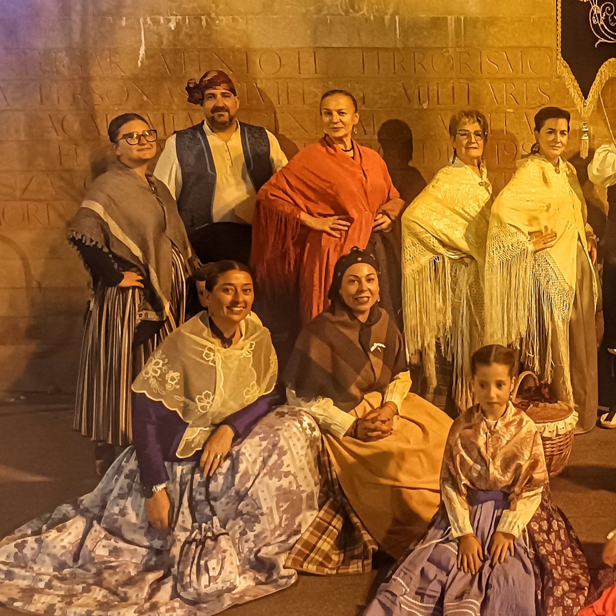 dolorosaalagon's tweet photo. Nuestra Cofradía participó este domingo 12 de octubre, en la Ofrenda de Flores a la Virgen del Pilar, llevando a sus pies todo nuestro cariño y devoción. Ofreciéndole nuestros ramos en representación de toda la Cofradía y también por los hermanos que ya no están entre nosotros. https://t.co/MfZYpIl1pv