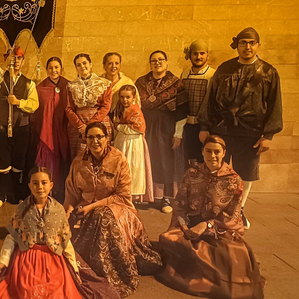 dolorosaalagon's tweet photo. Nuestra Cofradía participó este domingo 12 de octubre, en la Ofrenda de Flores a la Virgen del Pilar, llevando a sus pies todo nuestro cariño y devoción. Ofreciéndole nuestros ramos en representación de toda la Cofradía y también por los hermanos que ya no están entre nosotros. https://t.co/MfZYpIl1pv