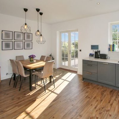 WarnerGrayKent's tweet photo. Goodsall Road in Tenterden is for those who love modern sleek interiors with a few traditional touches. Talk to WarnerGray estate agents in Tenterden, Kent for more on this stylish home. https://t.co/yS7dpjtwOr #warnergray #tenterden https://t.co/JPC0qvPDXm