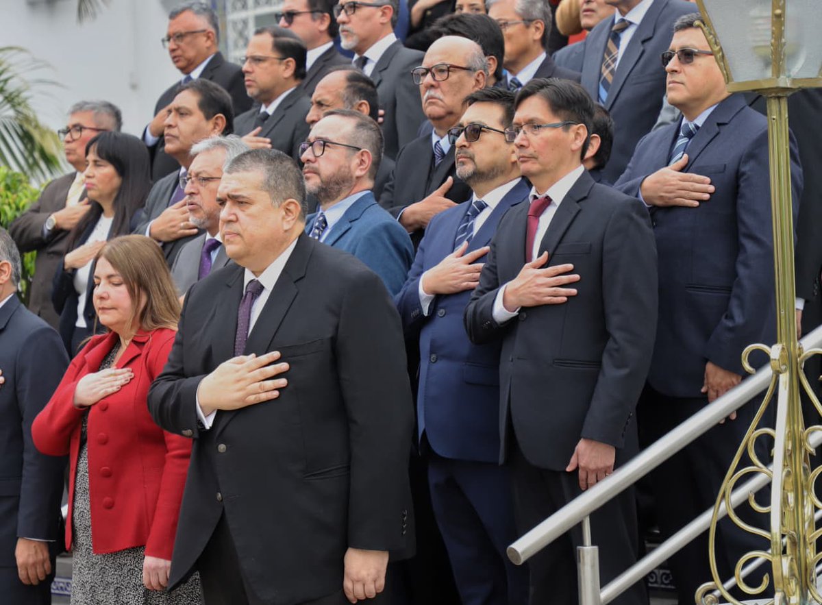 SunarpOficial's tweet photo. #NoticiasSunarp | 🇵🇪 El superintendente nacional Armando Miguel Subauste Bracesco participó en el Lunes Cívico del @MinjusDH_Peru, en el marco del 31.º aniversario de la Sunarp, que celebraremos este 17 de octubre. 💼✨ #31AñosSunarp #OrgulloInstitucional https://t.co/hvy6bbgt91