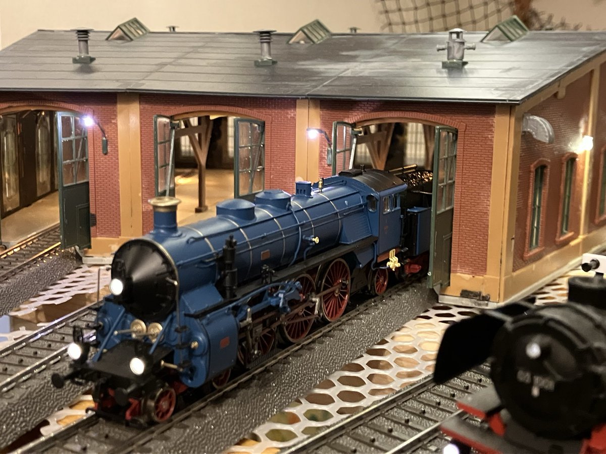 Vocal_1997's tweet photo. ９日前に我が家にやってきた蒸気機関車、まだ箱に入ったままであることをHRSで皆さんに漏らすと「ありえない」という反応をされたので・・・ドアの開閉装置を作成中の車庫に入る機関車第１号としました。
#鉄道模型
#メルクリン
#FALLER https://t.co/YFPeAmzis3