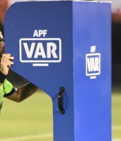 kioskodelindio's tweet image. El reglamento VAR es muy claro: 
&quot;Si el equipo en ataque SE BENEFICIO de la falta y posterior a eso hay gol, el gol debe ser anulado&quot;.
Ayer, la jugada fue aislada, Maidana se desprende del balón, luego recibe un empujón y reacciona, todo eso posterior a que se haya desprendido…