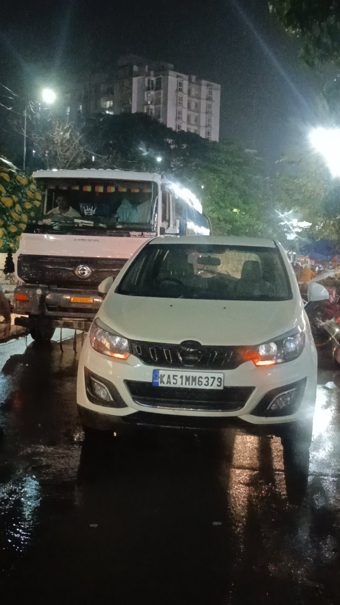 btmlayoutwfa's tweet photo. This one car blocked traffic for around 20mins on the main road of Electronic City neeladri Nagar opp to the village super market.@blrcitytraffic please take action. https://t.co/LLwNzLUBgW