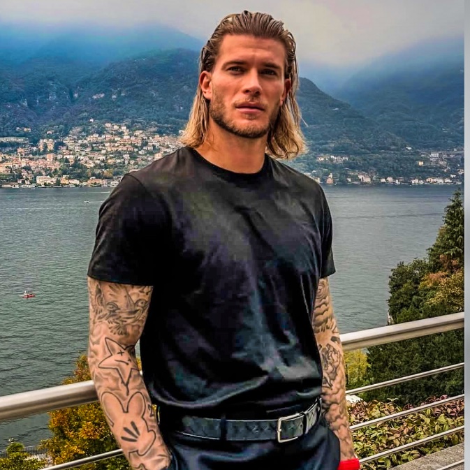 eurofootcom's tweet image. Schalke goalkeeper Loris Karius enjoying some time off. 🧘‍♂️🇩🇪