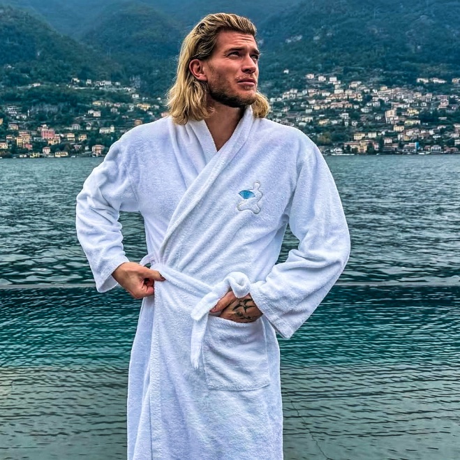 eurofootcom's tweet image. Schalke goalkeeper Loris Karius enjoying some time off. 🧘‍♂️🇩🇪