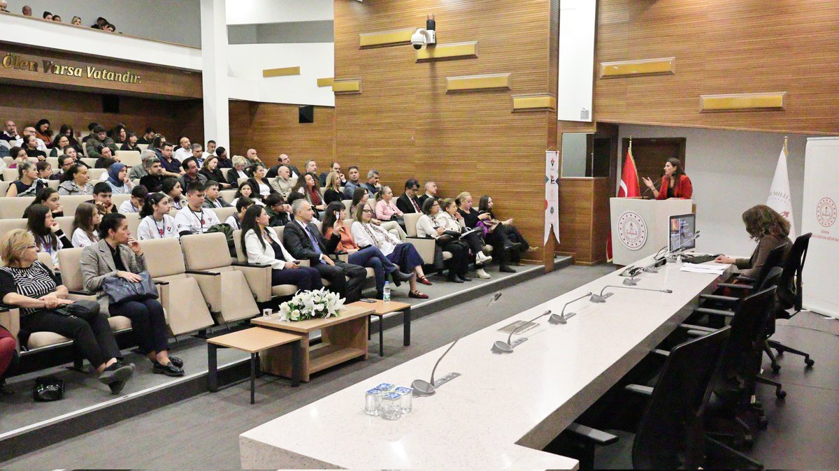 izmir_ilmem's tweet photo. 🎯 “Doğadan Yaşama: Somut Olmayan Kültürel Miras” Projesi Açılış Toplantısı Gerçekleştirildi

TÜBİTAK 4004 – Doğadan Yaşama: Somut Olmayan Kültürel Miras Projesi’nin açılış toplantısı, İzmir İl Millî Eğitim Müdürlüğü’nde gerçekleştirildi.

Toplantıya, 30 ilçemizden AR-GE TÜBİTAK temsilcileri, proje yazmak isteyen gönüllü öğretmenler, atölye liderleri ile proje kapsamında yer alacak öğrenciler ve velileri katıldı.

İzmir İl Millî Eğitim Müdürlüğü tarafından yürütülen proje; doğayla iç içe gelişen somut olmayan kültürel miras unsurlarını tanıtarak, öğrencilerde çevre bilinci ve kültürel farkındalık oluşturmayı amaçlıyor. 🌿

@tcmeb @Yusuf__Tekin @drsuleymanelban @yahsiomer