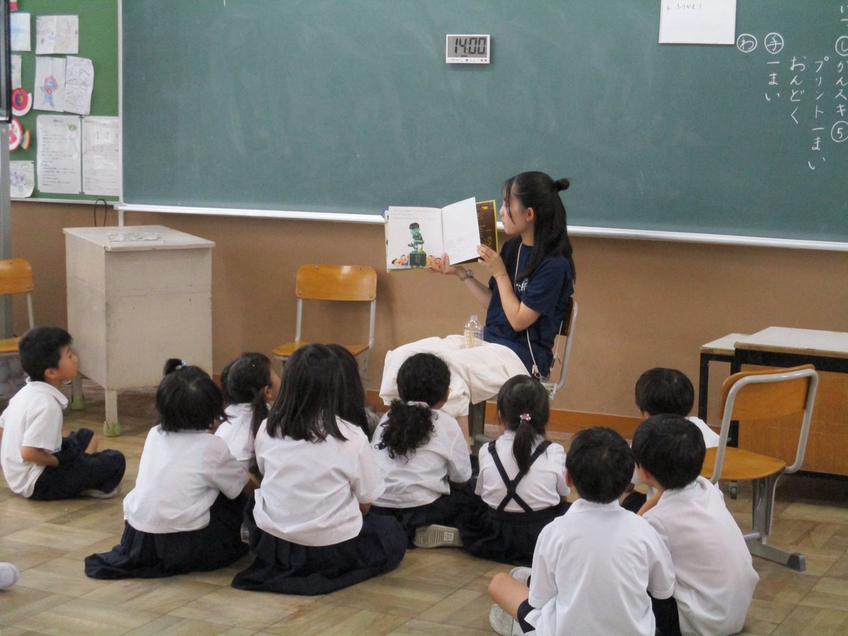 北中小学校の読書タイム。１年生の教室では読み聞かせをしています。お話を語る先生も子どもの心を惹き付けるために間をとったり、声の抑揚を調整したりと必死です。家庭でもぜひ挑戦してみて下さい！本の楽しさを感じさせる場面をどんどん増やしてまいります。#泉佐野市