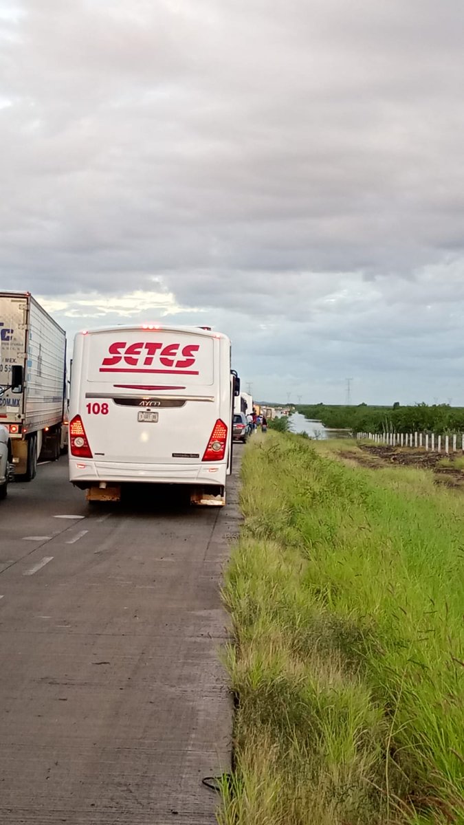 ⚠️ NO HAY PASO EN CARRETERA GUAYMAS-OBREGÓN ⚠️
#Guaymas El agua está brincando en la curva de "El Carrizo".
No hay paso en ambos sentidos de la carretera.