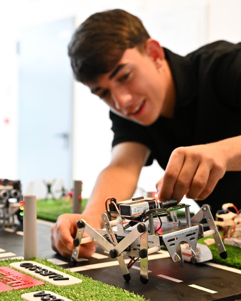 MakerFaireRome's tweet photo. 🚀 A #MFR2025 la @fmdigitale porta l’innovazione in classe!

Vieni allo  Stand F12 - area Educational & Gaming -  per scoprire:
💡 Pathway Companion, tutoring smart e inclusivo
🤖 Experience AI, per usare l’AI a scuola
📲 Interland Room e sicurezza online
🔧 Laboratori del FabLab FMD

📍Ti aspettiamo dal 17 al 19 ottobre al Gazometro Ostiense: acquista ora il tuo biglietto! https://t.co/WMDt0kKiP3