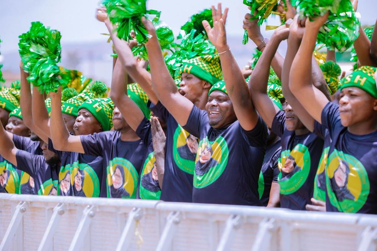 ccm_tanzania's tweet photo. Shamrashamra za mapokezi ya Mgombea wa nafasi ya Rais wa Jamhuri ya Muungano wa Tanzania na Mwenyekiti wa Chama cha Mapinduzi (CCM) Taifa Ndugu Dkt. Samia Suluhu Hassan mara baada ya kuwasili Geita mjini tarehe 13 Oktoba, 2025. https://t.co/jCLy5KTGQx