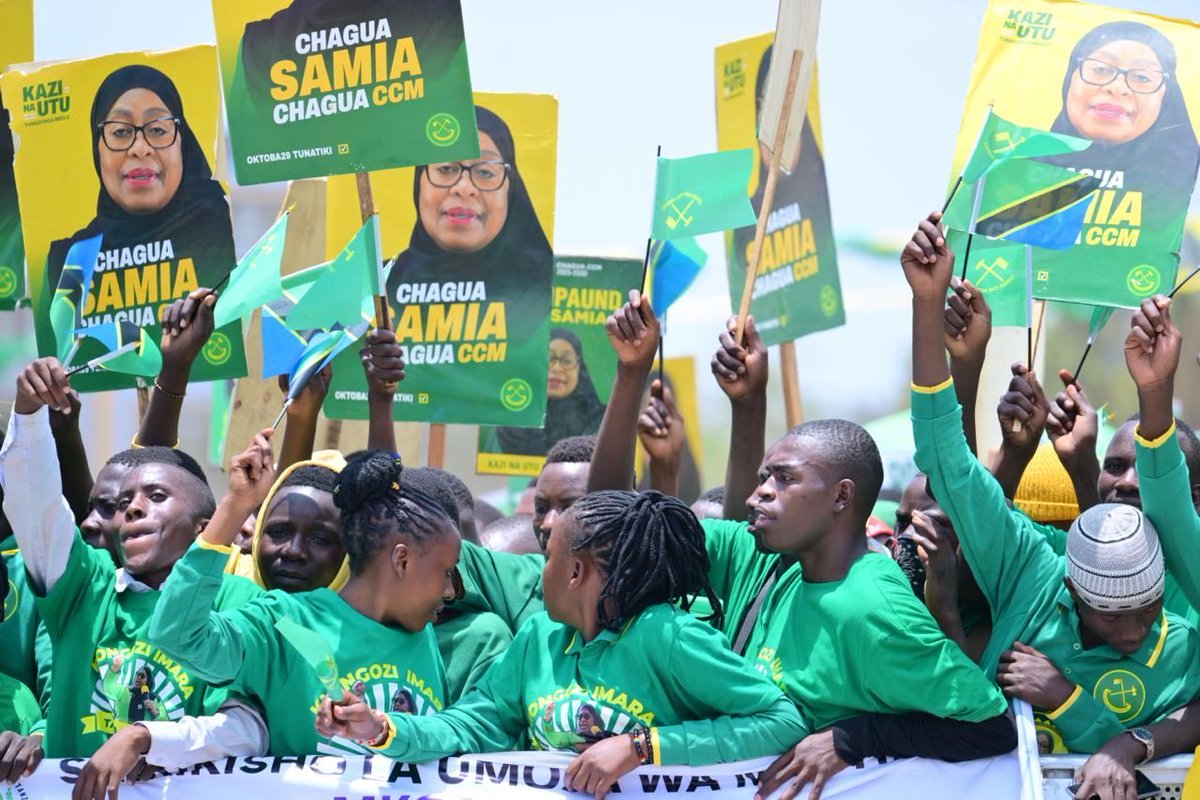 ccm_tanzania's tweet photo. Shamrashamra za mapokezi ya Mgombea wa nafasi ya Rais wa Jamhuri ya Muungano wa Tanzania na Mwenyekiti wa Chama cha Mapinduzi (CCM) Taifa Ndugu Dkt. Samia Suluhu Hassan mara baada ya kuwasili Geita mjini tarehe 13 Oktoba, 2025. https://t.co/jCLy5KTGQx